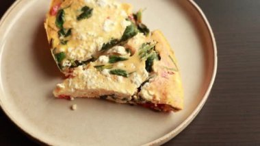 Ispanak ve vişneli domatesli nefis baharatlı frittata.