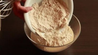  Sağlıklı malzemeleri karıştırıp cam kasede yaban mersinli kek hazırlama süreci..