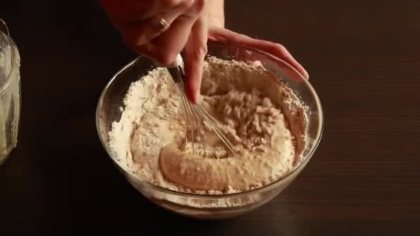 Das Mischen Gesunder Zutaten Zur Zubereitung Veganer Blaubeermuffins Einer Glasschüssel — Stockvideo