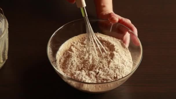 유리병에 블루베리 머핀을 준비하기 건강한 재료를 혼합하는 — 비디오