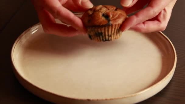 Närbild Friska Veganska Banana Blueberry Muffins — Stockvideo