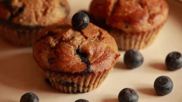 Närbild Friska Veganska Banana Blueberry Muffins — Stockvideo