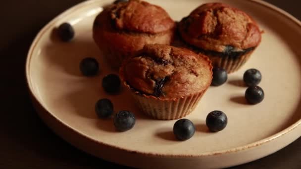 Close Saudável Vegan Banana Blueberry Muffins — Vídeo de Stock