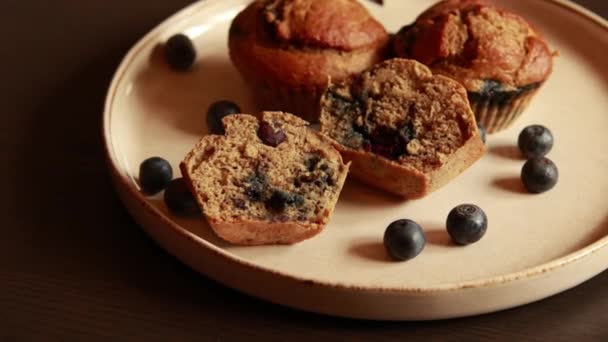 Primer Plano Muffins Veganos Sanos Arándano Del Plátano — Vídeos de Stock