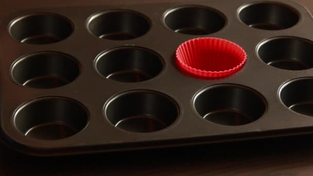 Fechar Organizar Bandeja Muffin Com Copos Muffin Silicone — Vídeo de Stock