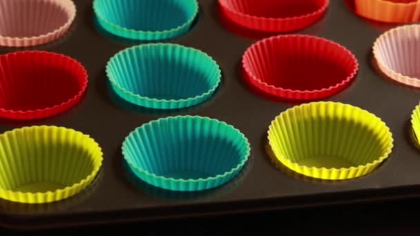 Közelkép Rendezés Muffin Tálca Szilikon Muffin Cups — Stock videók