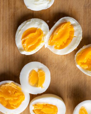 Dilimlenmiş yumurtaları ahşap bir kesme tahtasına yerleştirin.