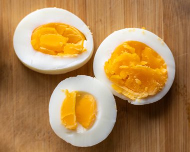 Dilimlenmiş yumurtaları ahşap bir kesme tahtasına yerleştirin.