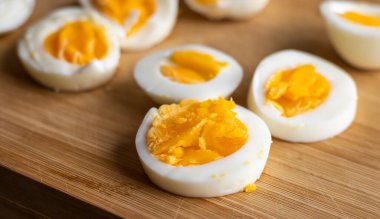 Dilimlenmiş yumurtaları ahşap bir kesme tahtasına yerleştirin.