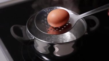  Ocakta haşlanmış yumurta.