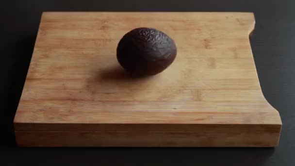 Een Close Stock Video Met Een Rijpe Avocado Geplaatst Een — Stockvideo