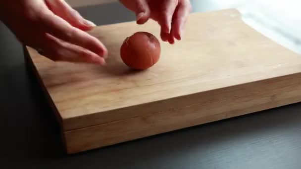 계란을 정교하게 껍질을 벗기는 여자의 특징으로하는 클로즈업 비디오 간식을 준비하는 — 비디오