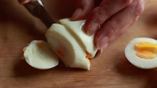 보드에 계란을 섬세하게 여자의 캡처하는 클로즈업 비디오 준비의 단순함과 정밀도를 — 비디오