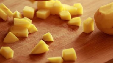 Tahta üzerinde Patates Küpleri Yakın plan