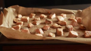 Parşömen kağıdında pişmiş somon küpleri.