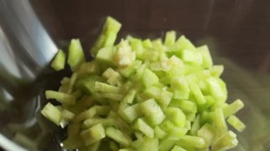  Evdeki cam kasede geleneksel tzatziki hazırlayan bir kadının elleri, tahtanın üzerinde basit ve otantik bir işlemin altını çiziyor.