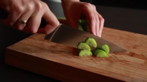 Close Stock Video Capturing Hands Woman Skillfully Slicing Fresh Cucumber — Stockvideo