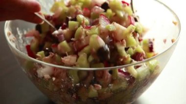 Çıtır Salata ile Ton Balığı Yakınlaştıran Kadın