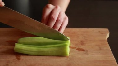 Salatalık Kesen Kadın Yakından 