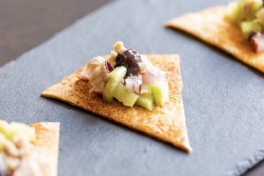 Patates kızartmalı çıtır ton balığı salatası. Parmak arası aperatif. Kapatın.