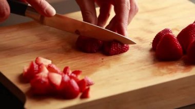Kadın Elleri Tahta Tahtada Taze Çilek Kesiyor Yaklaş