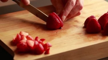Kadın Elleri Tahta Tahtada Taze Çilek Kesiyor Yaklaş