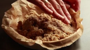 Sağlıklı çilek parçacıkları, ev yapımı yulaf ezmesi turtası, bu yakın planda bir fırında.