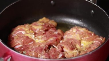 Sıcak Yağ Aşçısının Tekniğinde Lezzetli Tavuk Kızartma Stok Videosunu Kapat