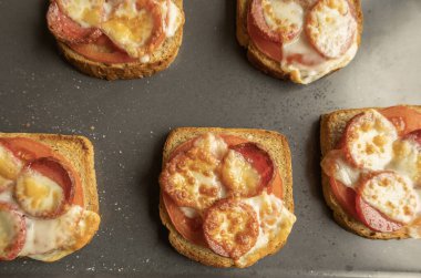 Domatesli, salamlı ve peynirli leziz tost.