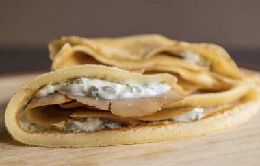 Tütsülenmiş somon ve krem peynirli ev yapımı sağlıklı krepler. Yakın plan.