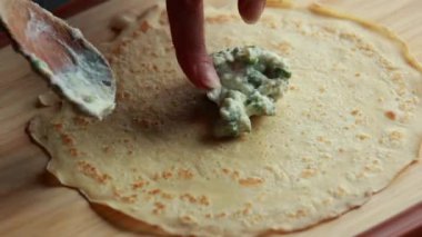 Lezzetli kreplerin lezzeti aromalı krem peyniri ve füme somonla dolu bu yakın çekim videosunda