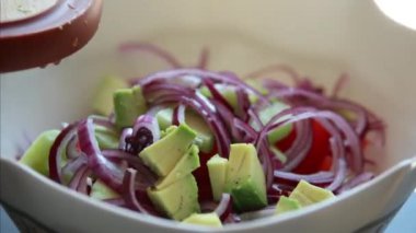 Yaz Salatasını Hazırlayan Kadın: Domates, Salatalık, Kırmızı Soğan, Avokado - Yakın Çekim Stok Video