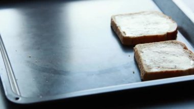 Tereyağlı Kahverengi Ekmek Dilimi: Yakın plan Stok Videosu