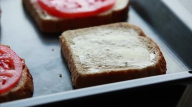 Kadın Eli Hazırlama Sandviçi: Tereyağlı Ekmek Dilimli Domates - Yakın plan Stok Videosu