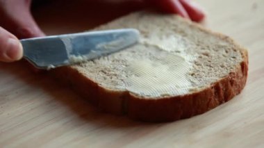 Tereyağlı Kahverengi Ekmek Dilimi: Yakın plan Stok Videosu
