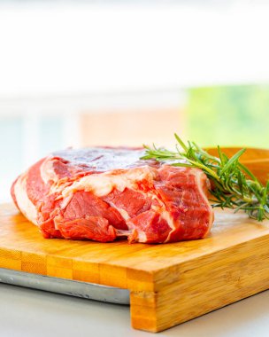 Baharatlı ve biberiyeli taze çiğ dana eti yakın pişirmeye hazır.