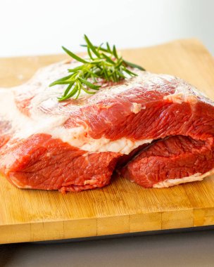 Baharatlı ve biberiyeli taze çiğ dana eti yakın pişirmeye hazır.