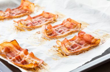  Parşömen kağıdında fırınlanmış pastırma şeritleri. Yakın plan.