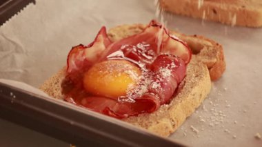 Pastırmalı, pastırmalı, yumurtalı ve parmesanlı sandviç hazırlıyorum.