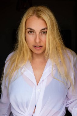  Büyük Beyaz Gömlekli Güzel Sarışın Kadın Yaklaş