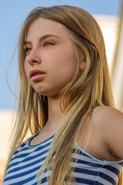  Mavi ve Beyaz Çizgili Giysili Şirin Sarışın Genç, Güneş Işıklı Yakın Çekim Portre