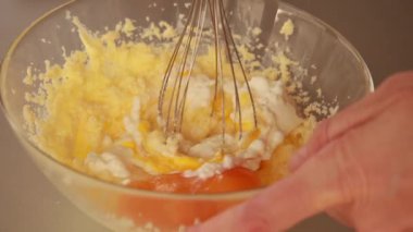 Tereyağı, Şeker, Yumurta ve Yoğurt karıştırma cam kasede Elektrik Karıştırıcı ile Yakın çekim