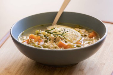 Limonlu ve orzolu tavuk çorbası - Ev yapımı sıcak yemek