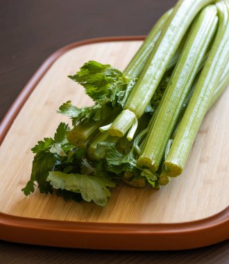 Tahta üzerinde Kereviz demeti Karanlık Arkaplanda Yakın plan