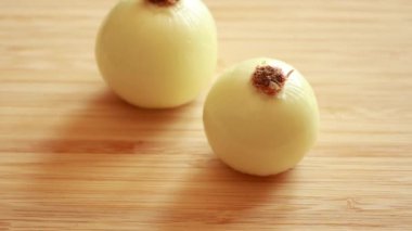 Ahşap Tahtada Soyulmuş İki Soğan Karanlık Arkaplanda Yakın plan