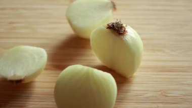 Tahta üzerinde doğranmış Soğan Karanlık Arkaplanda Yakın plan