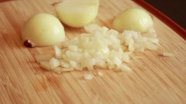 Tahta üzerinde doğranmış Soğan Karanlık Arkaplanda Yakın plan