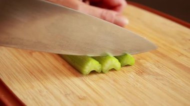 Kereviz Kesen Kadın Elleri Tahta Tahtaya Yakın Çekim Yapıyor