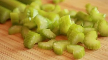 Tahta üzerinde Doğranmış Kereviz Sopaları Yakın plan Tahtaya