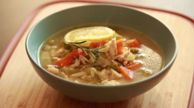  Limonlu Tavuk Çorbası ve Mavi Kasede Orzo Yakın Çekim